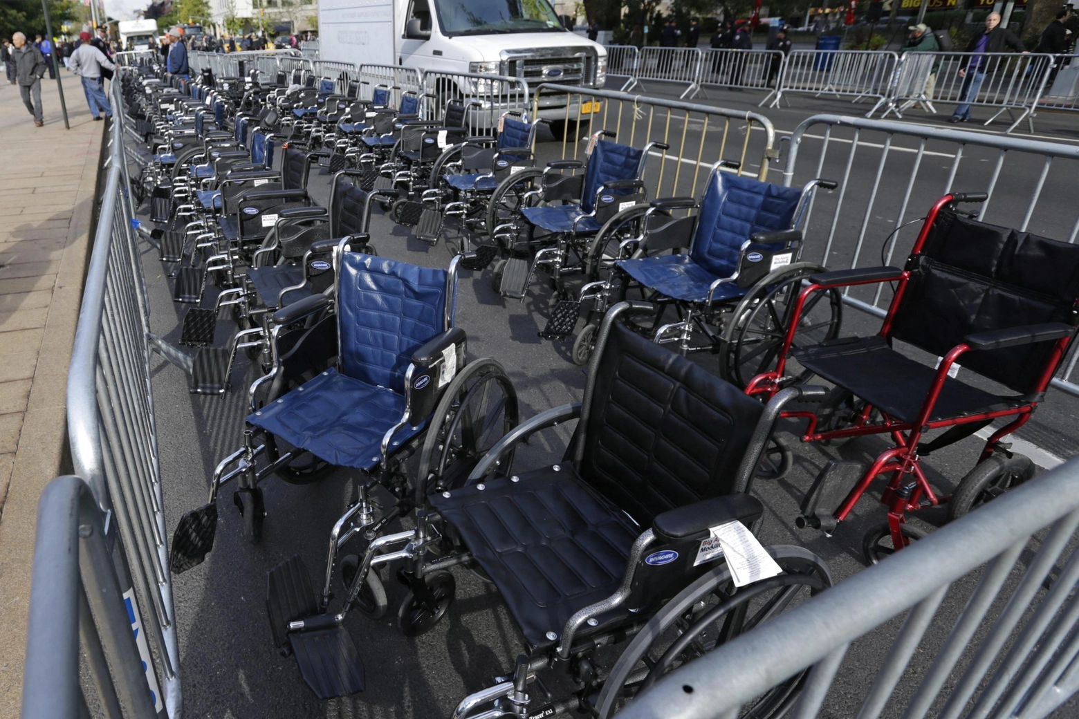 Una fila di sedie a rotelle nella zona dedicata alle persone con disabilità motoria