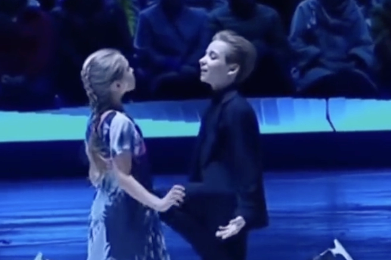 La giovane ballerina cieca danza con il compagno sul ghiaccio
