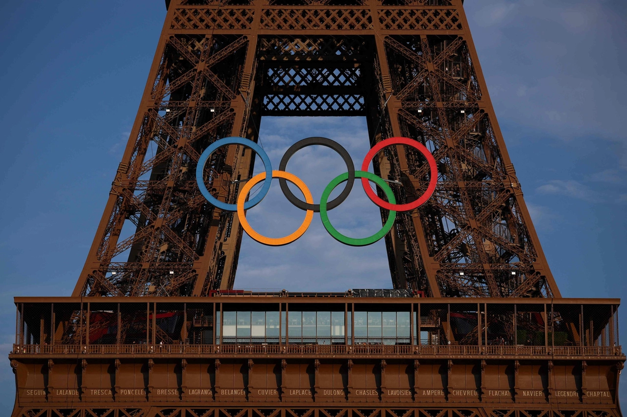 I cinque cerchi olimpici al primo piano della tour Eiffel