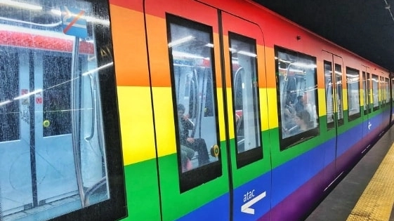 La linea A della metropolitana capitolina coi colori rainbow (Adnkronos)