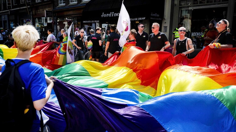 A due giorni dal Pride, in programma sabato 7 settembre nella capitale serba, l’episodio di violenza contro un esponente del movimento accende la preoccupazione per la manifestazione