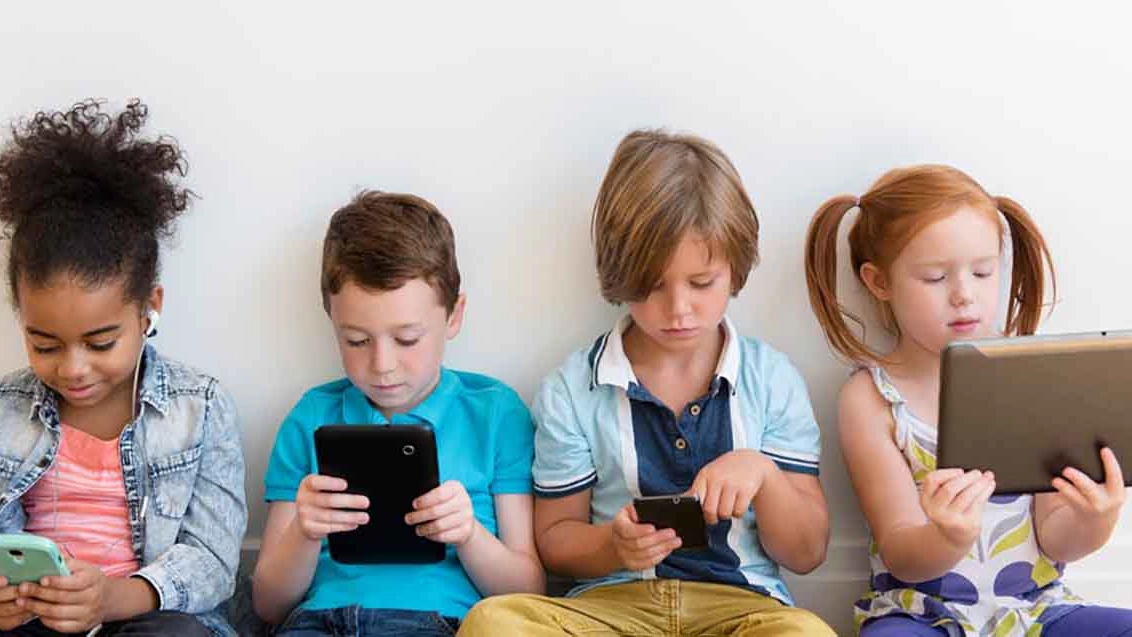 Bambini che usano vari dispositivi tecnologici