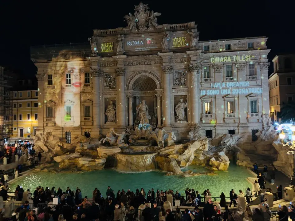 La campagna per l’8 marzo che invita a non abbassare lo sguardo: “Ribadiamo l’unicità e il valore di ogni donna”