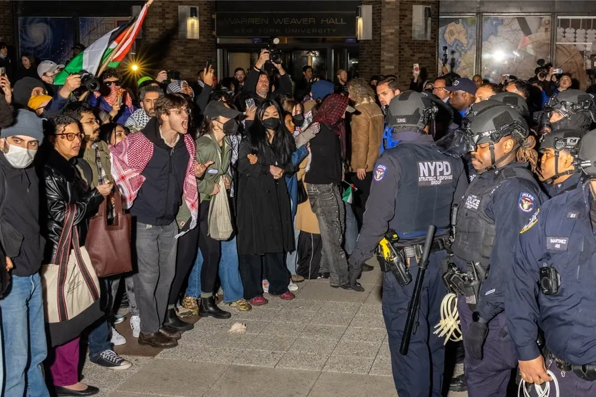 La polizia davanti ai manifestanti pro Gaza negli atenei americani