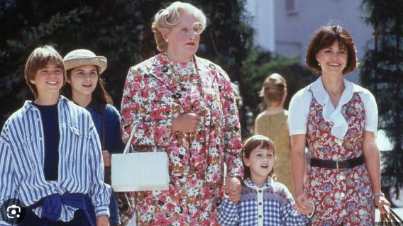 I protagonisti di Mrs Doubtfire. Al centro, Robin Williams