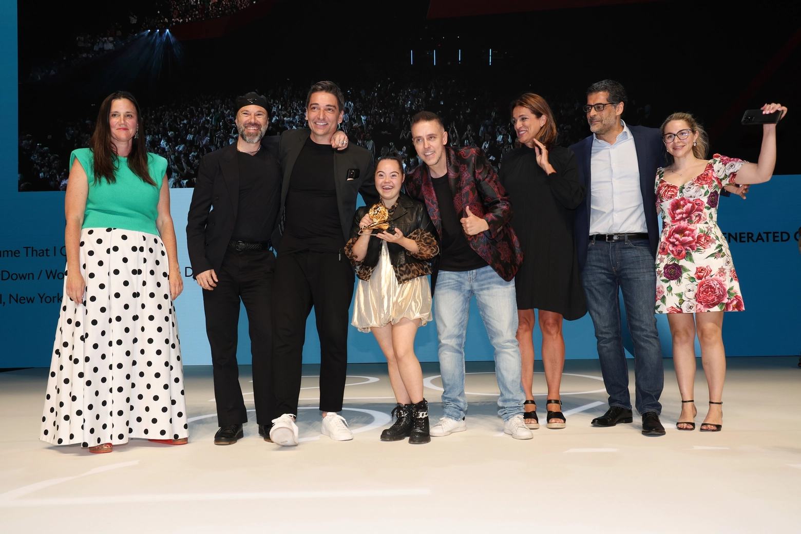 La foto di gruppo dopo la premiazione al Festival della Creatività di Cannes