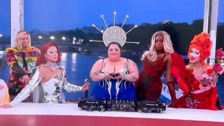 L'esibizione delle drag queen alla Cerimonia d'Apertura di Parigi 2024