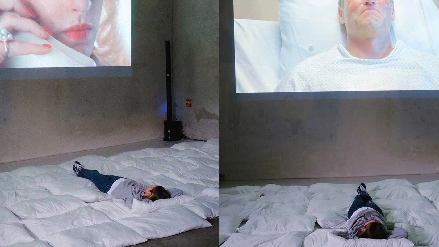 Uno spazio sicuro dove esternare le emozioni osservando una video installazione sul soffitto comodamente distese sui cuscini nel pavimento. Il workshop a Milano per la giornata della salute mentale