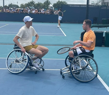 Sinner in sedia a rotelle sfida il campione paralimpico Hewett