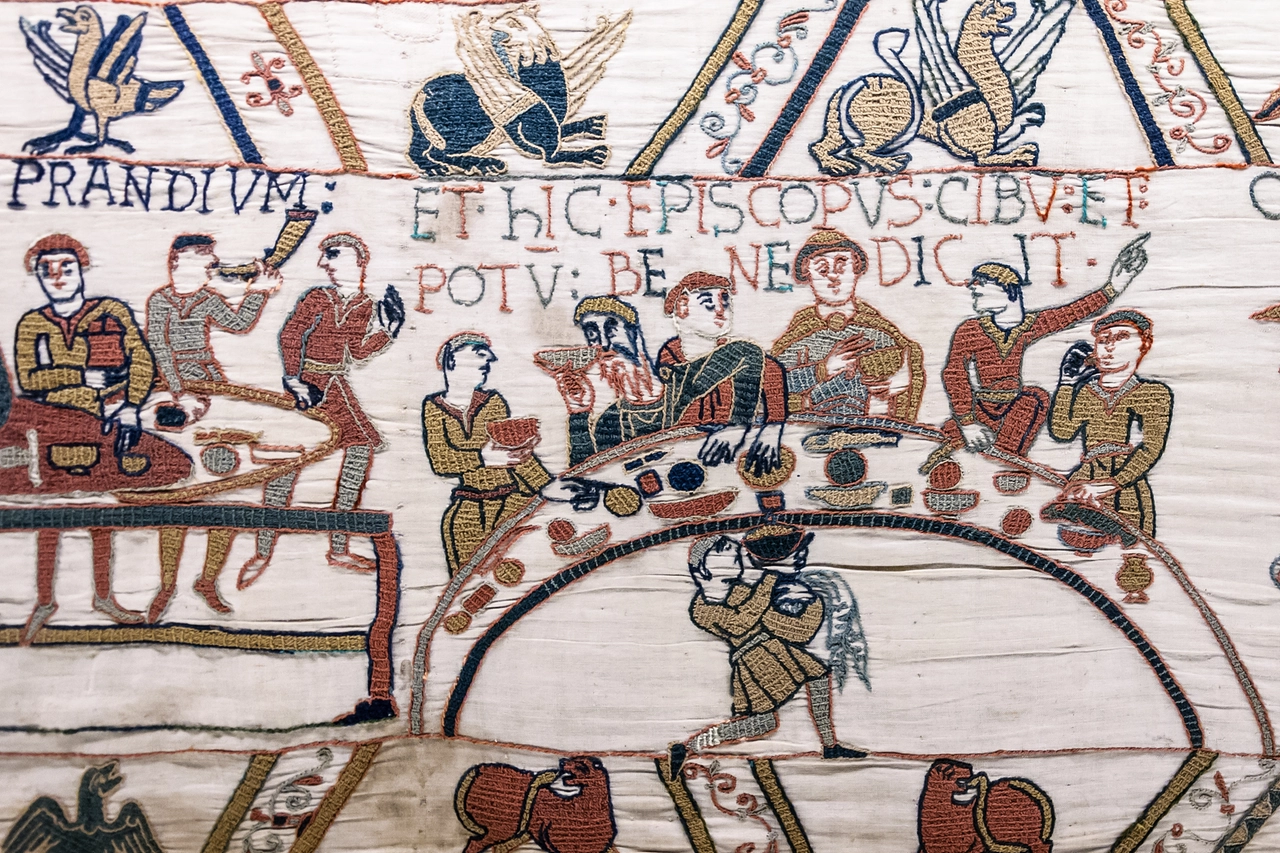 Tapisserie de Bayeux - Scène 43 : l'évêque Odon bénit le banquet.