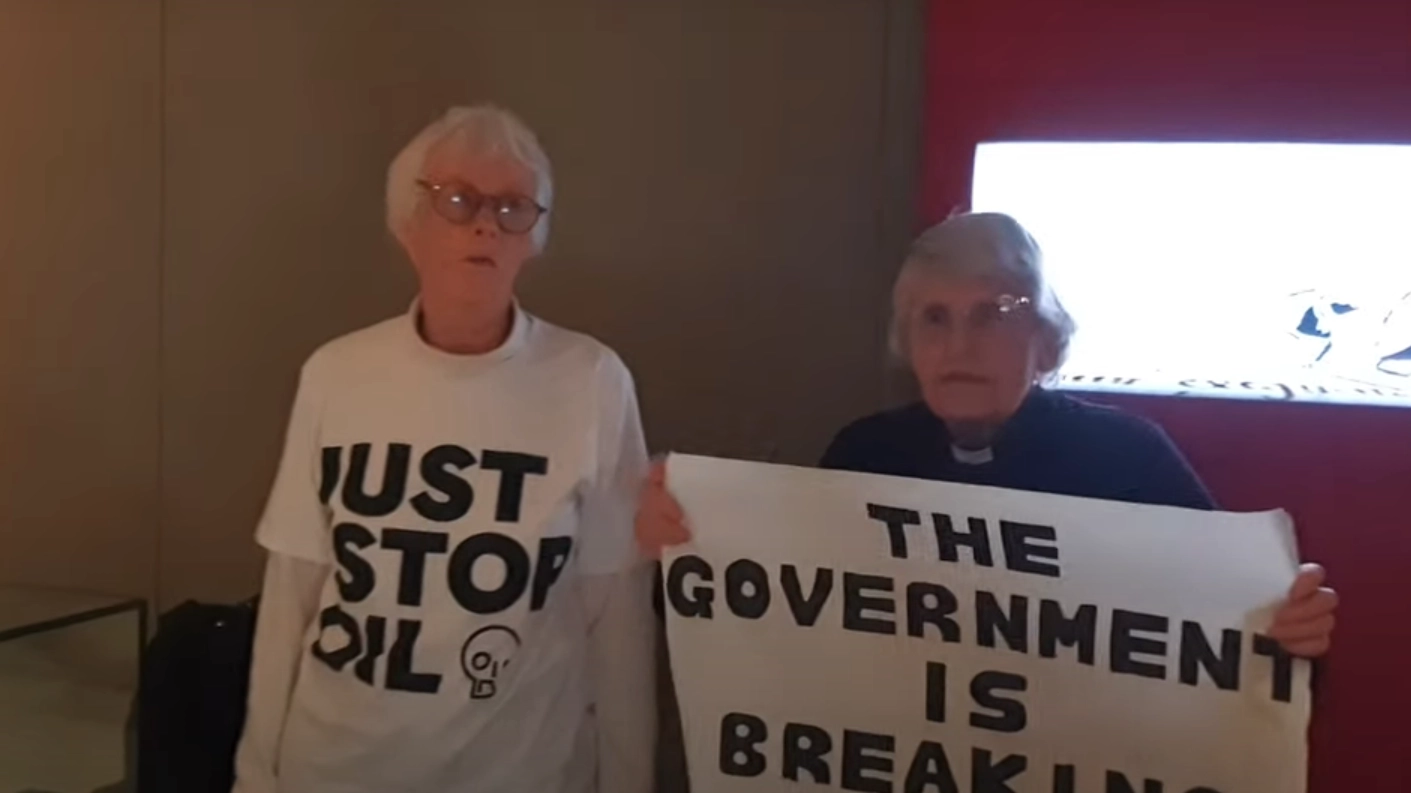 Hanno 82 e 85 anni, fanno parte del gruppo ecologista Just Stop Oil. Armate di martello e scalpello hanno provocato una crepa nella teca che contiene il prezioso documento, prima di essere fermate dalla sicurezza