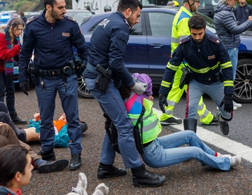 In Italia c'è un tipo di dissenso represso e un altro che viene tollerato