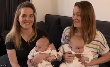 Coppia lesbica dà alla luce due bambini: una mamma partorisce il figlio dell'altra