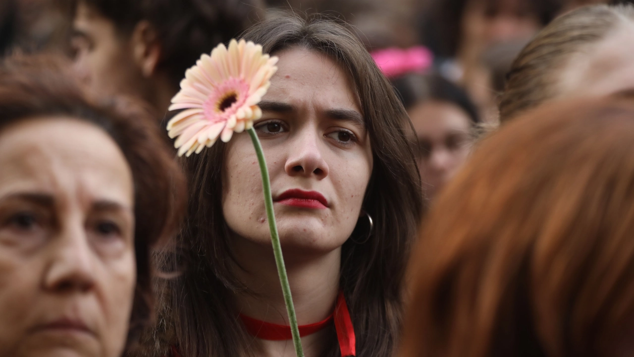 Il fil rouge degli interventi di oggi in piazza a Firenze si puà sintetizzare così: “Parlare della violenza sulle donne usando le parole giuste è fondamentale per riconoscerla. Il fenome è culturale, il cambiamento deve essere altrettanto e come tale coinvolge tutti e tutte”.