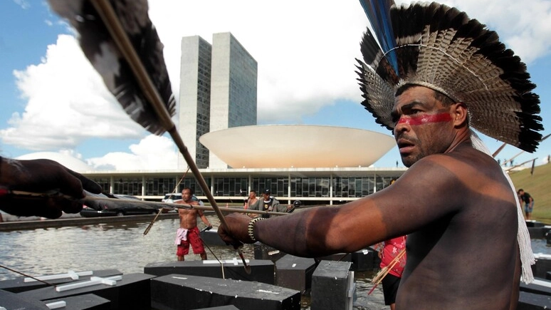 Una protesta degli Indios barsiliani per la loro terra