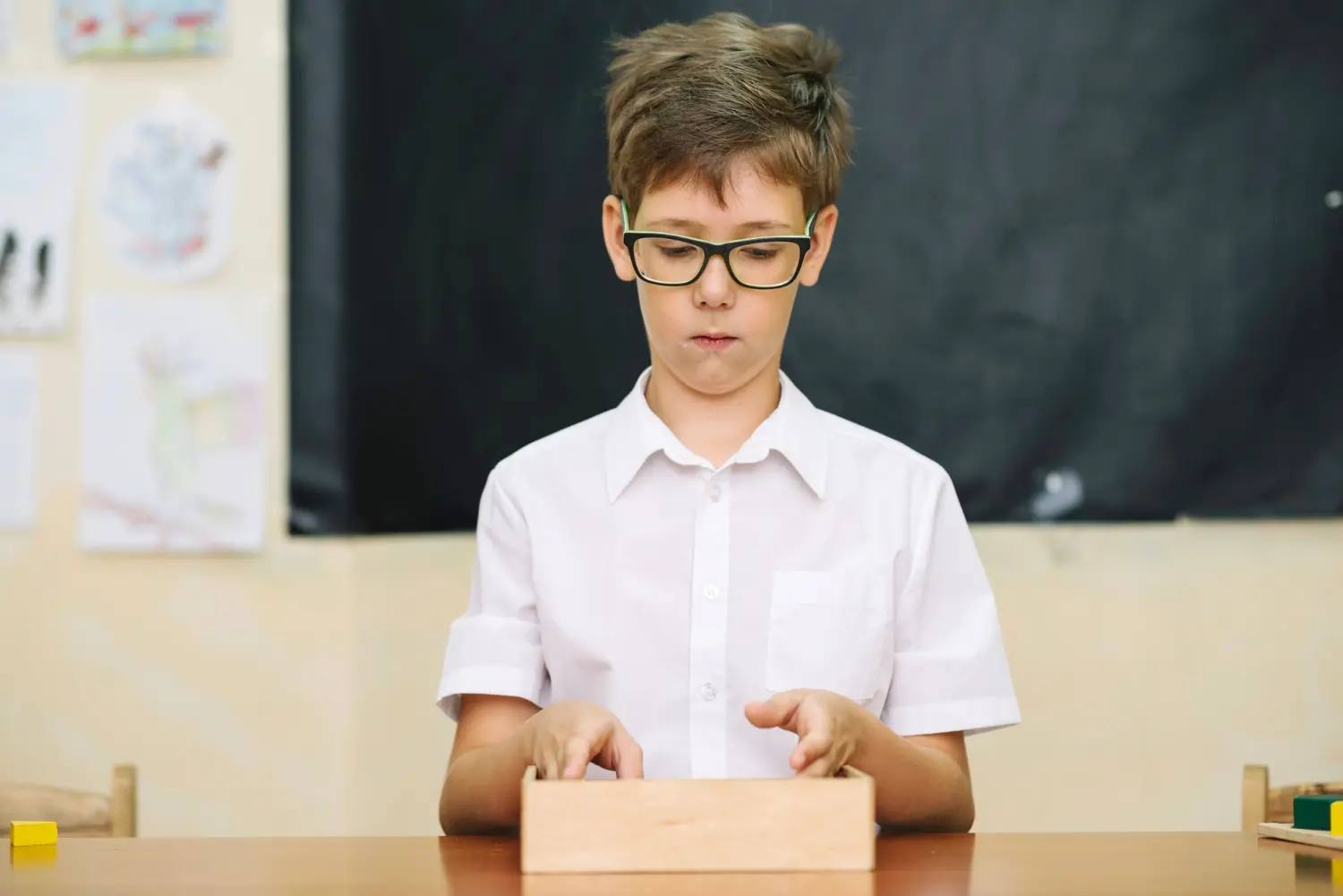 Ragazzo autistico separato dai compagni per il pranzo: lui solo in classe, gli altri a mensa