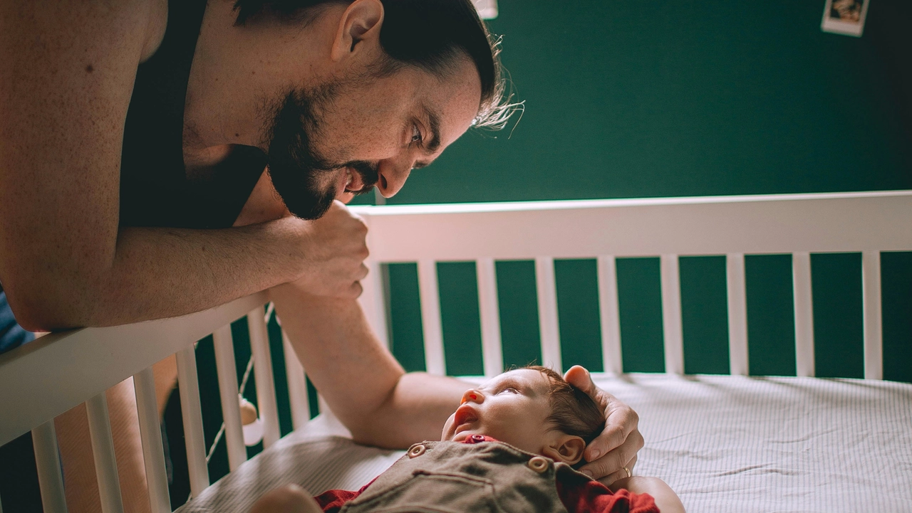 Festa del Papà, perché un terzo dei padri italiani rinuncia al congedo di paternità (anche se è obbligatorio)?