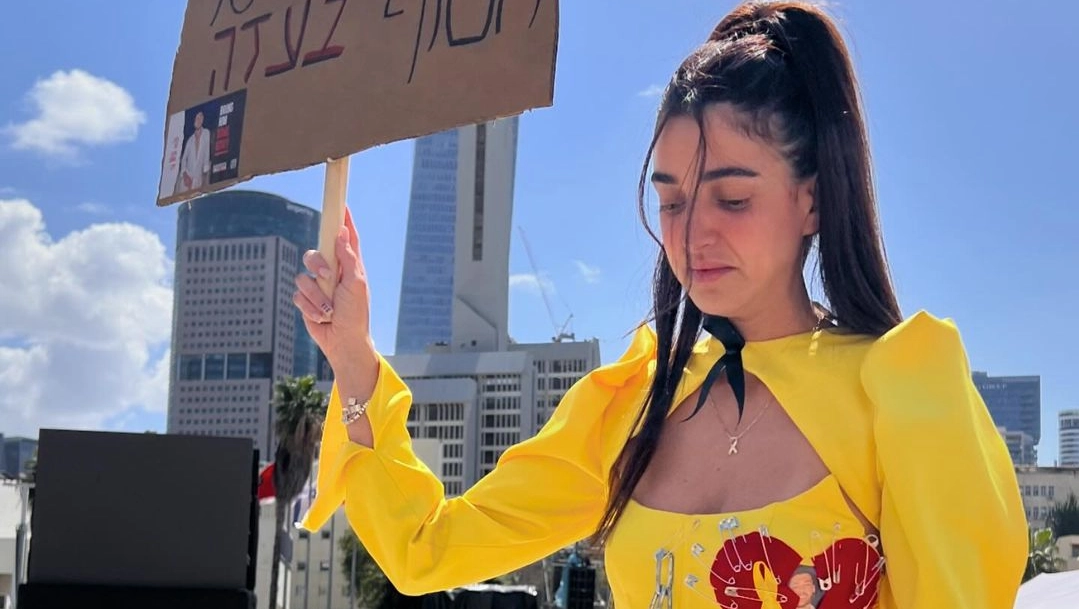 La ragazza, vestita di giallo in solidarietà con i prigionieri israeliani in mano terroristica dal 7 ottobre, ha spiegato che progettava di sposarsi col fidanzato “ma da 168 giorni siamo separati”