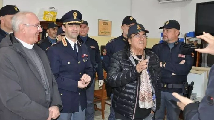 Albano e la Polizia di Brindisi per il pranzo solidale di Capodanno (Ansa)