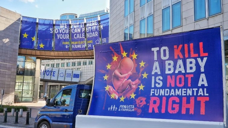 Un manifesto dei Pro Vita davanti al Parlamento europeo a Bruxelles (Ansa)