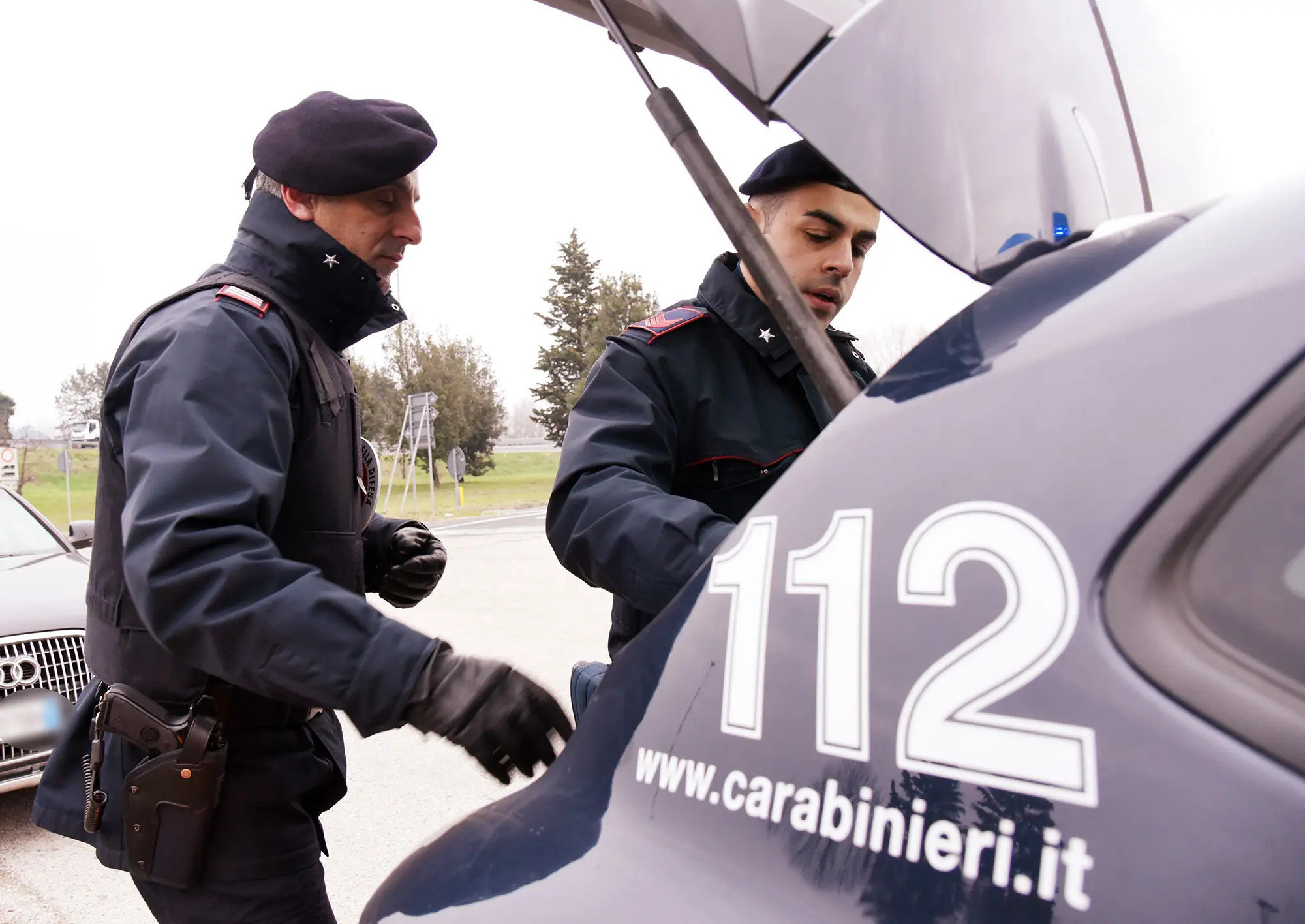 Maltratta il fratello con disabilità: botte, minacce e soldi rubati. Allontanato 68enne