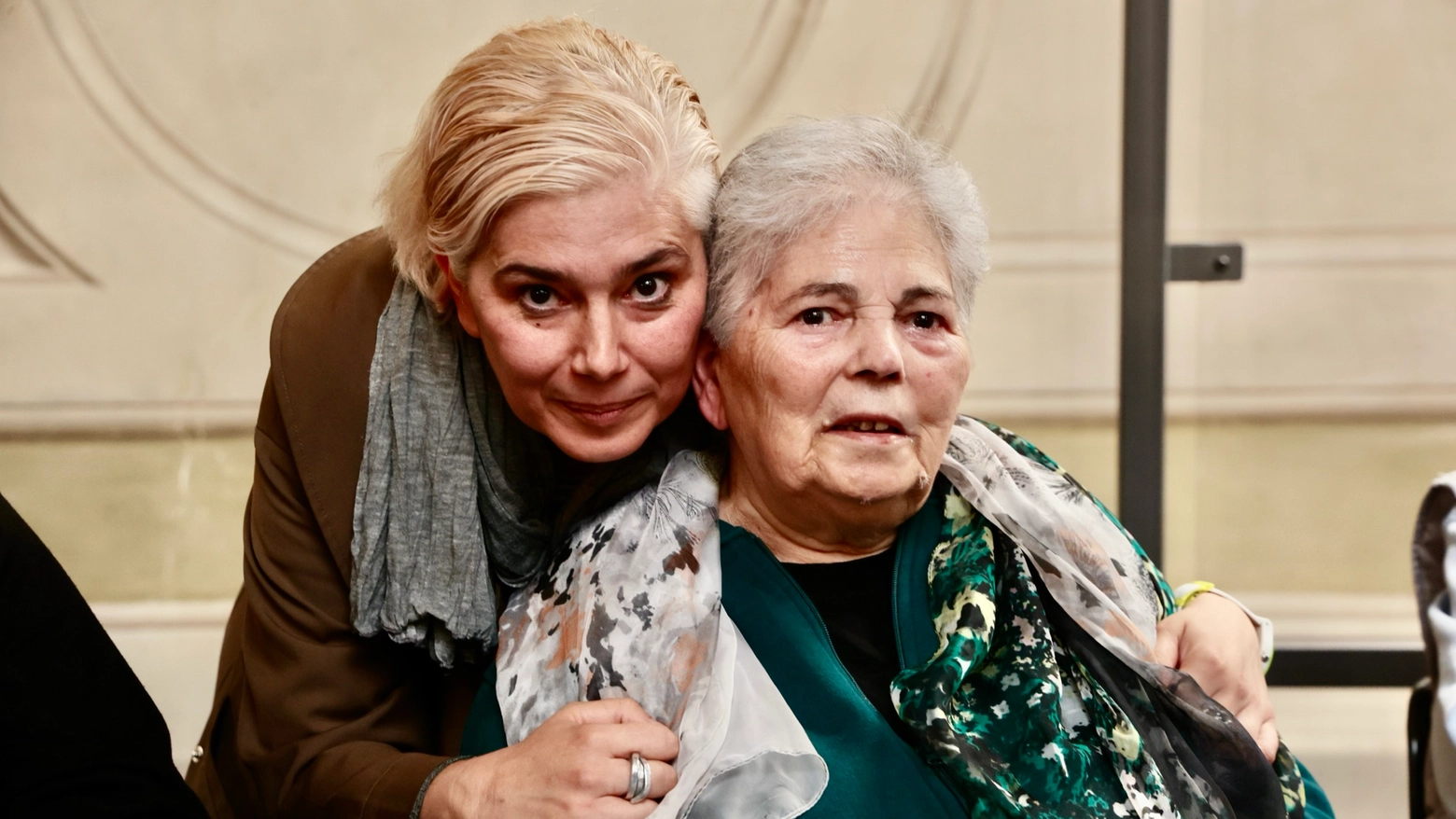 Il rosario sopra una saponetta, il telecomando dentro la cesta del pane o le tre tazzine di caffè appena fatto, in memoria di quel marito che non c’è più. Sono i piccoli gesti quotidiani, i piccoli errori, di una donna malata di Alzheimer immortalati dalla macchina fotografica della figlia