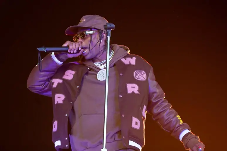 Travis Scott e la magia del Natale: regali e sacchi di cibo alla comunità di Houston