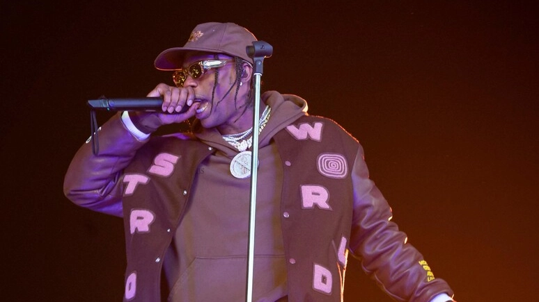 Travis Scott e la magia del Natale: regali e sacchi di cibo alla comunità di Houston