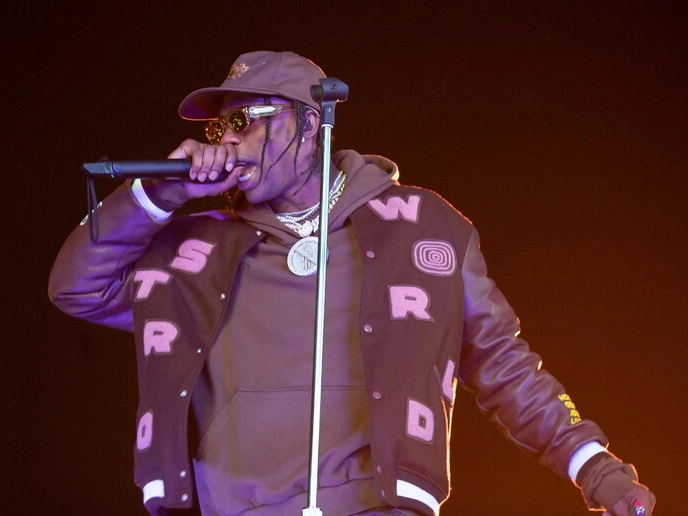 Travis Scott e la magia del Natale: regali e sacchi di cibo alla comunità di Houston