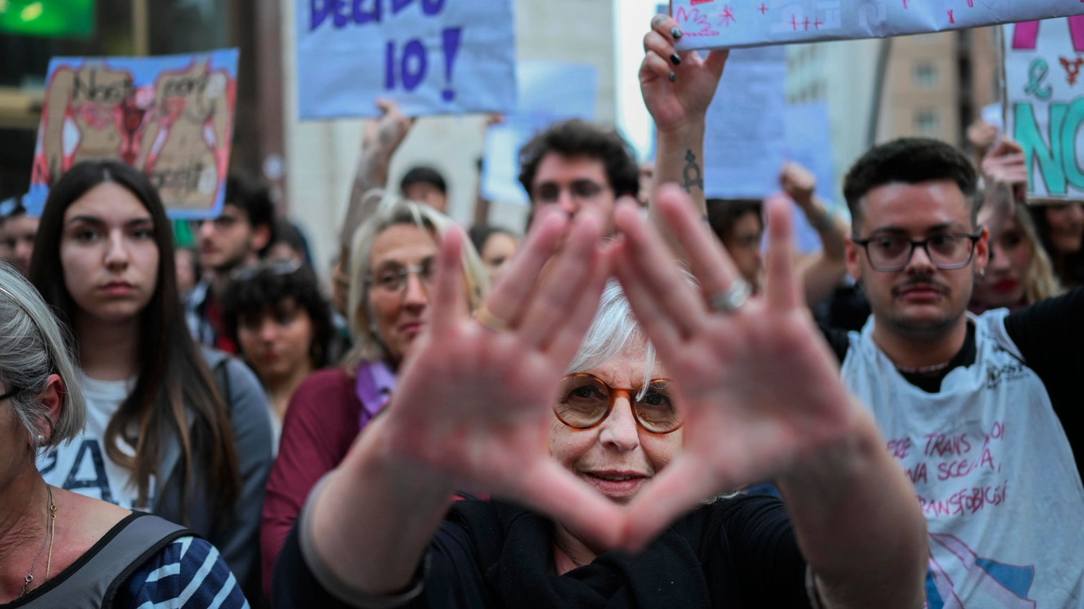 Donne in piazza a Napoli, 'via gli antiabortisti dai consultori'