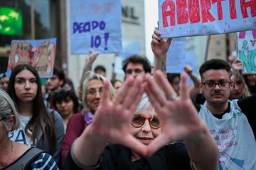 Aborto: se la destra attacca il diritto, la sinistra non l’ha tutelato