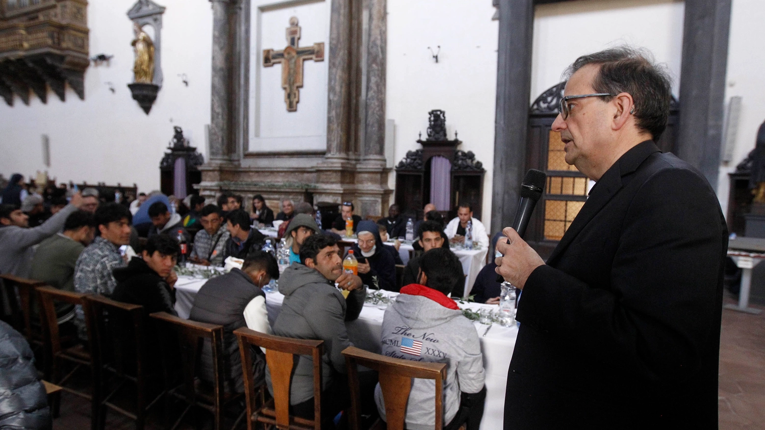 Dopo gli sgomberi e le polemiche, tre ragazzi domenica saranno ai fornelli per il pranzo della Caritas. Don Giglio: “Questo è un bel segnale per tutti e indica la volontà di costruire nuove strade per il dialogo”