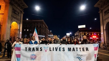 Trans Lives Matter: a Milano la marcia silenziosa per le vittime d’odio