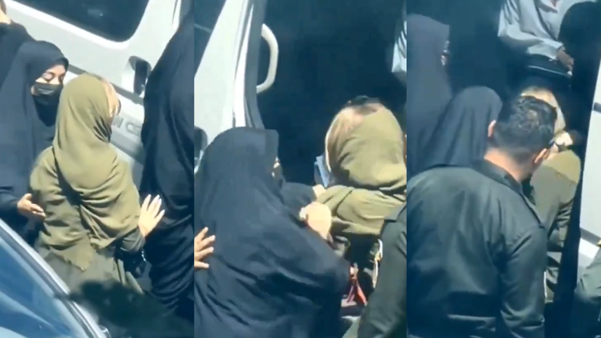 Una donna arrestata dalle agenti della polizia morale in Iran per aver indossato male il velo (X)