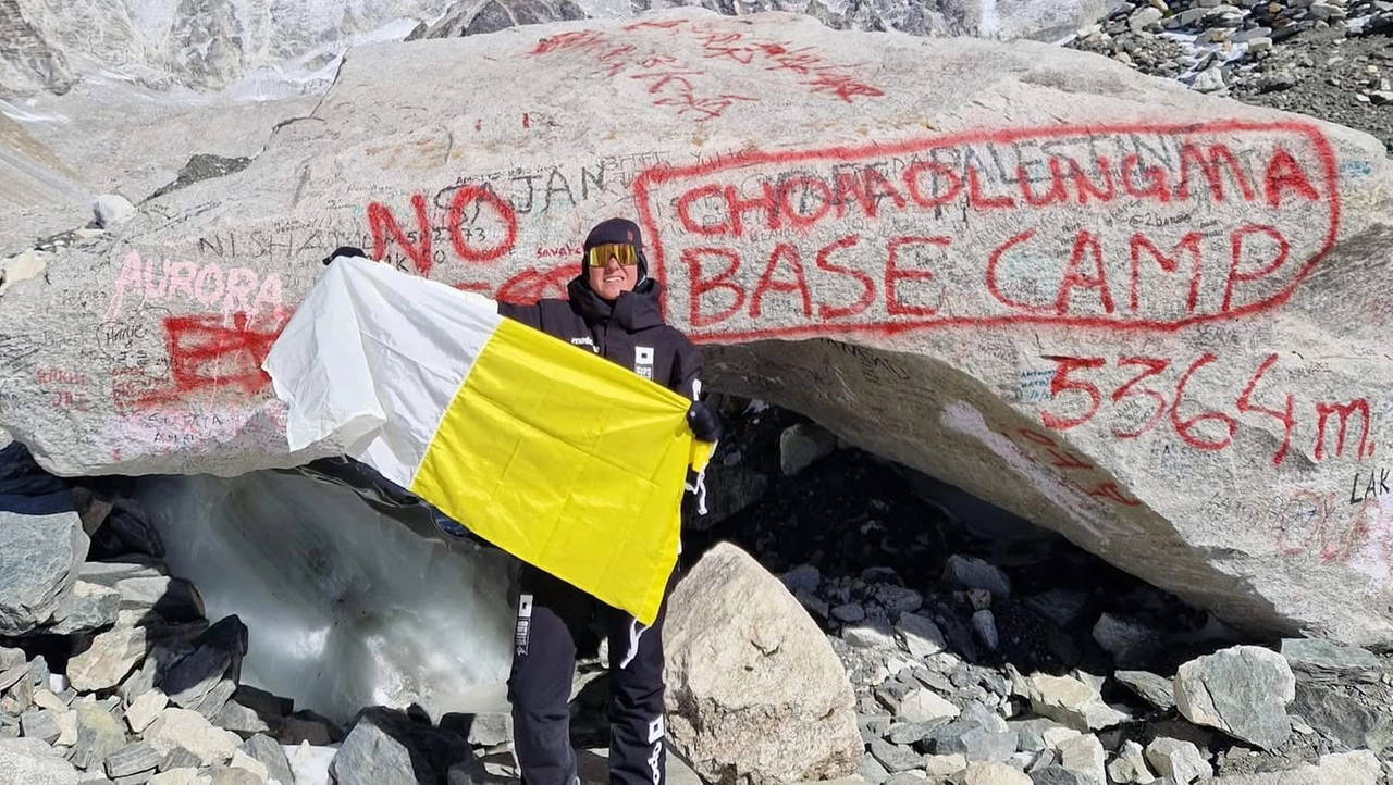 La bandiera del quartiere Ovosodo sull’Everest. L’impresa di Giulia, cuore biancogiallo