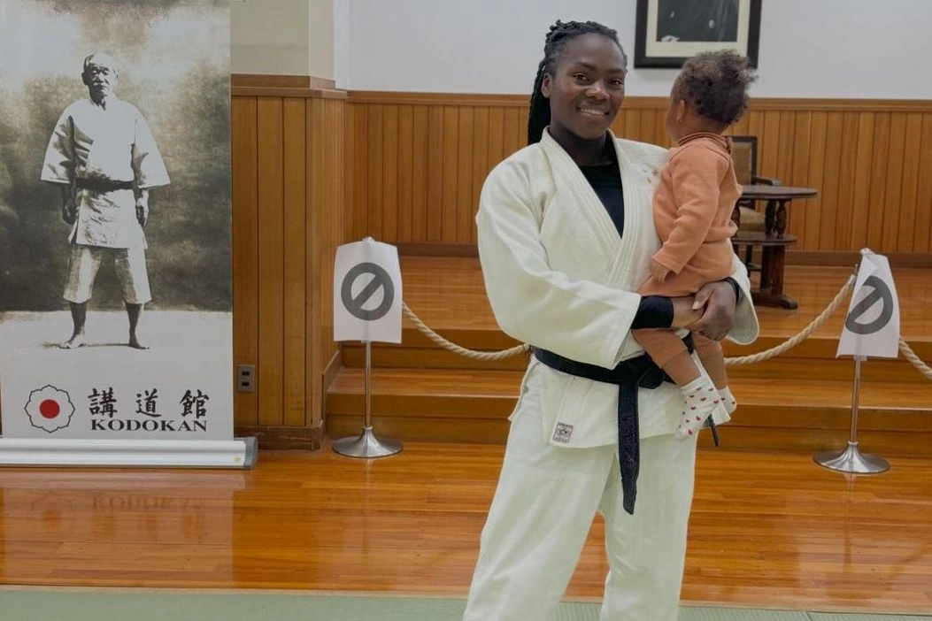 La judoka francese Clarisse Agbegnenou insieme alla figlia