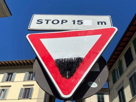 Il cartello stradale diventa un pube, Clet colpisce a Firenze