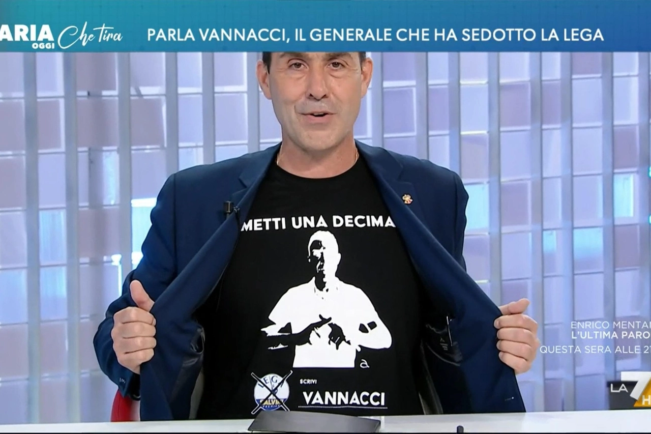 Vannacci a La7 con la maglia "Metti una Decima"