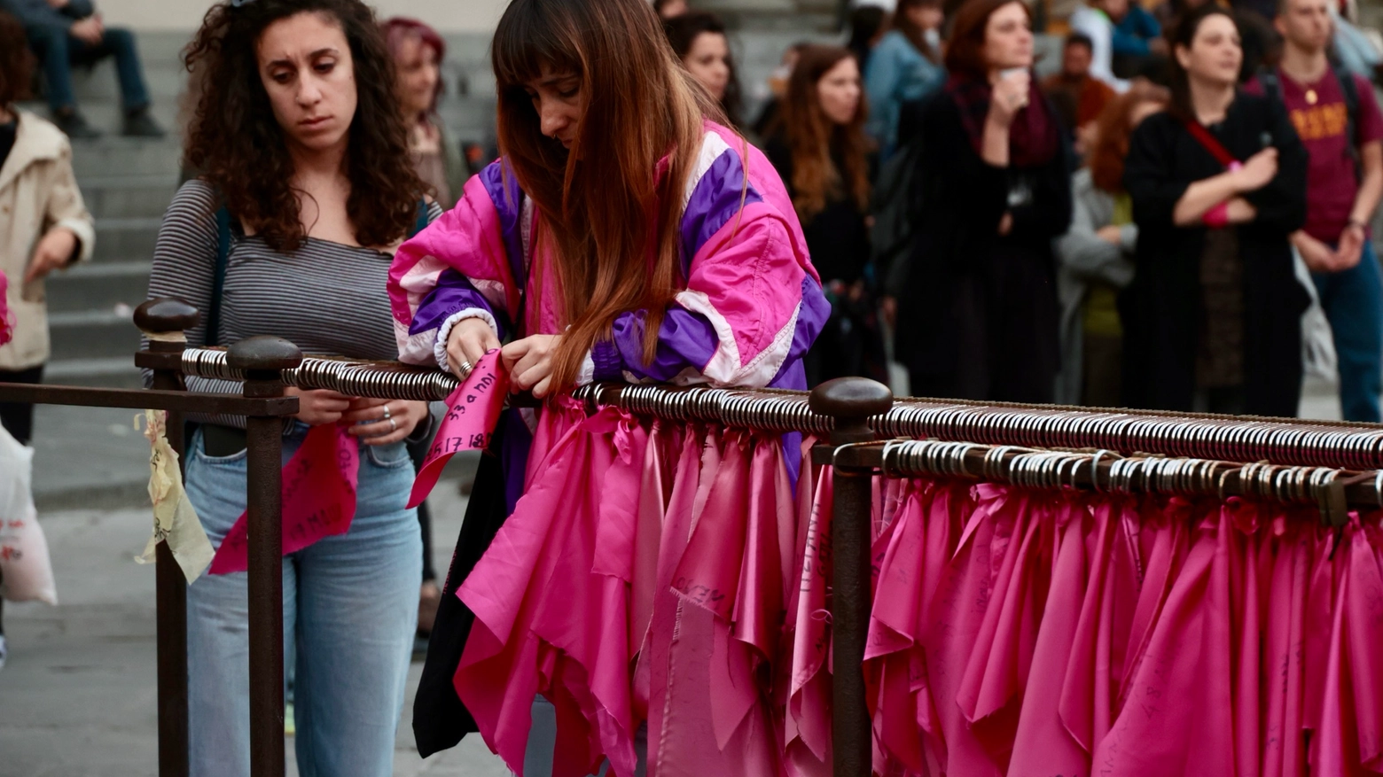 In piazza Santissima Annunziata la rete femminista ha ricordato le vittime di femminicidio e riparato l’installazione coi lucchetti e i pañuelos che era stata vandalizzata