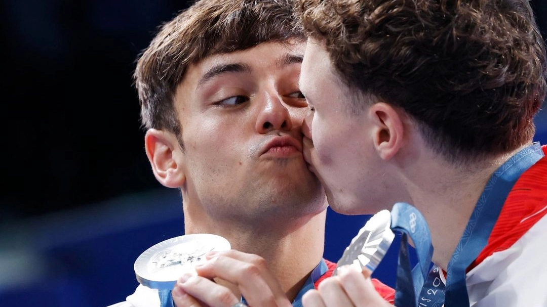 Il bacio di Noah Williams al compagno di gara Tom Daley (Ansa)