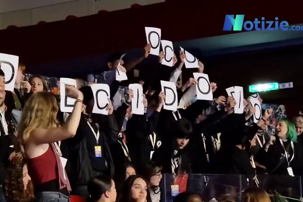 Le studentesse del collettivo Aracne contestano la ministra con cartelloni e slogan