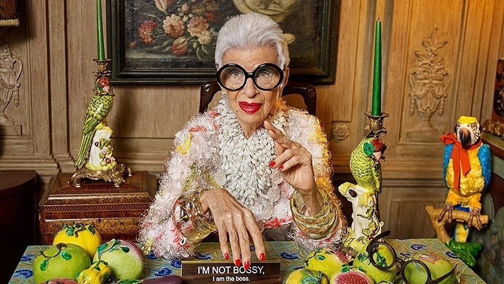 La designer d’interni e icona della moda newyorkese è morta a 102 anni nella sua casa di Palm Beach. Anticonformista per natura, ha sfidato le convenzioni perché credeva che ogni persona avesse uno stile proprio