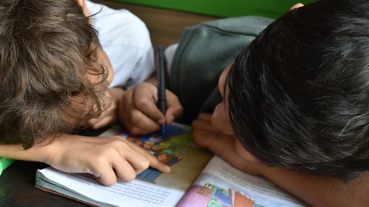 Il caso della scuola elementare di Fondi (foto di repertorio)