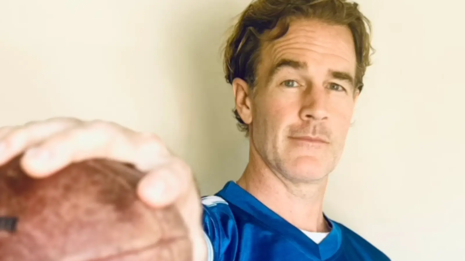 James Van Der Beek vende cimeli per le cure del cancro. E piange in diretta tv