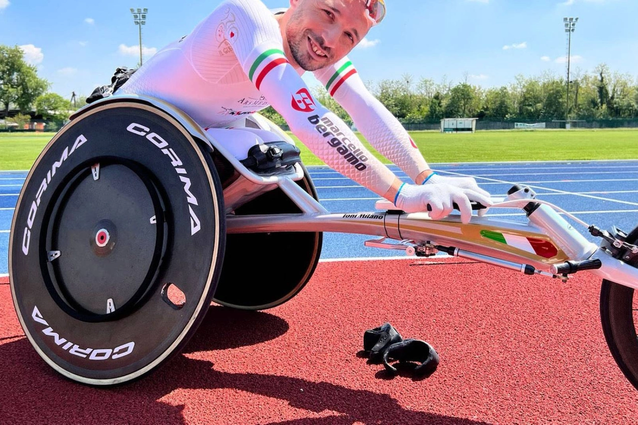 La sua sedia a rotelle è realizzata con fibre ultraleggere, sul modello delle wheelchair racing