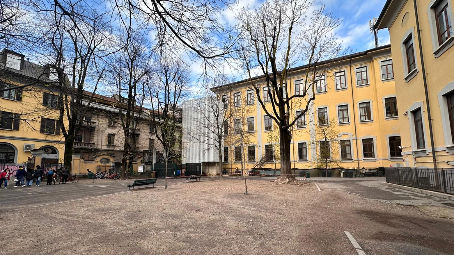 Il cortile dell'Istituto Comprensivo Diaz di via Crocefisso, a Milano