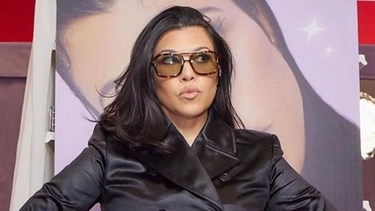 <p>Kourtney Kardashian: “Bevo il latte materno quando sono malata”. Ma fa davvero bene?</p>