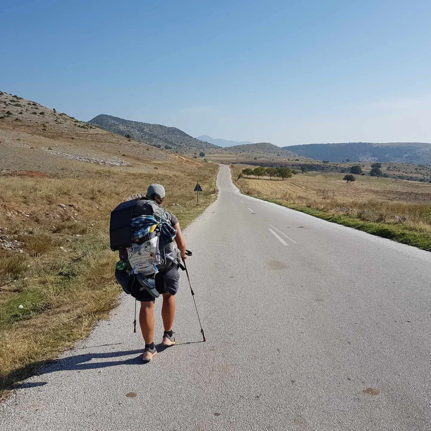 Paola Verando in cammino sulla Francigena con il suo gatto: “La fibromialgia non mi ferma”