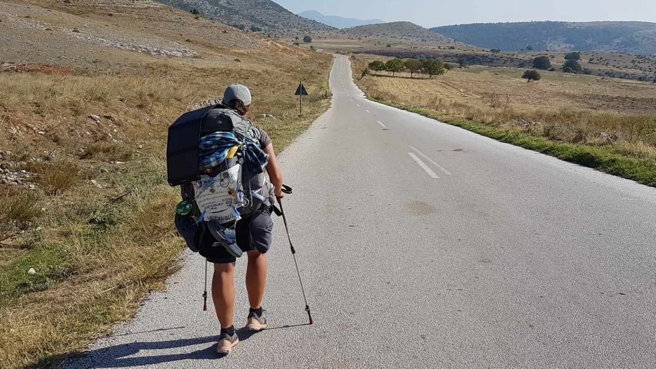 Paola Verando, 30enne torinese con la fibromialgia, ha percorso la via Francigena insieme a Garmin, il suo gatto