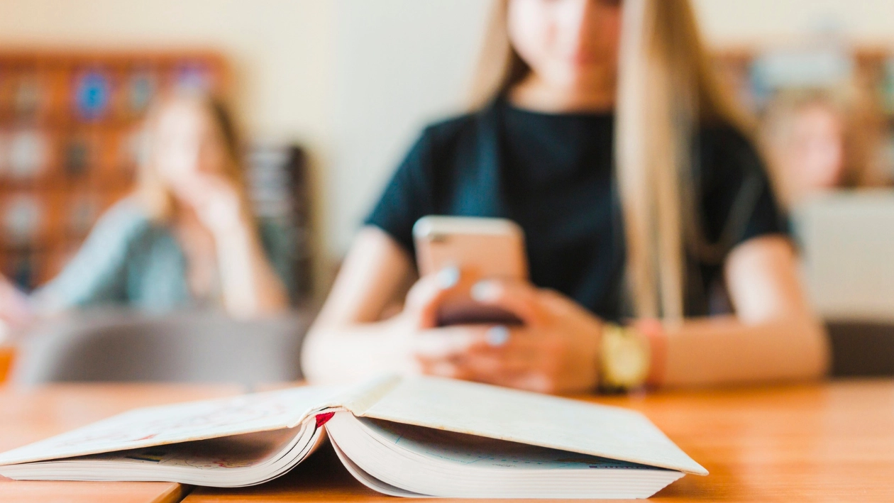 Smartphone in classe, un liceo di Torino li vieta (foto di repertorio)